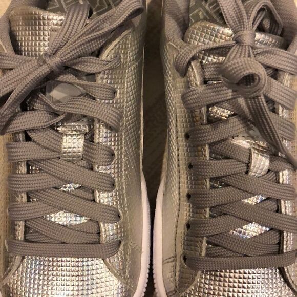 Puma Basket Classic Holographic Silver Sneakers - Size 4 1/2 - Picture 3 of 7
